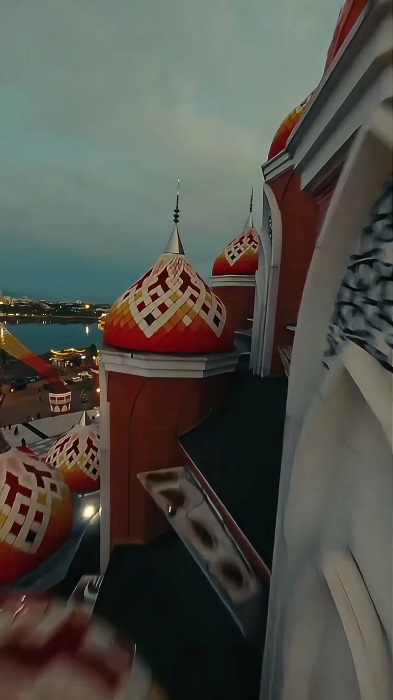 Circling over palaces from a bird’s-eye view